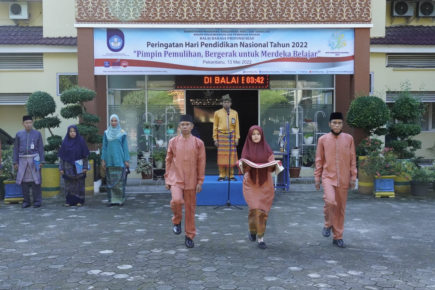 Petugas Pengibar Bendera Pada Upacara Peringatan Hari Pendidikan Nasional di Lingkungan Kantor Balai Bahasa Provinsi Riau-03