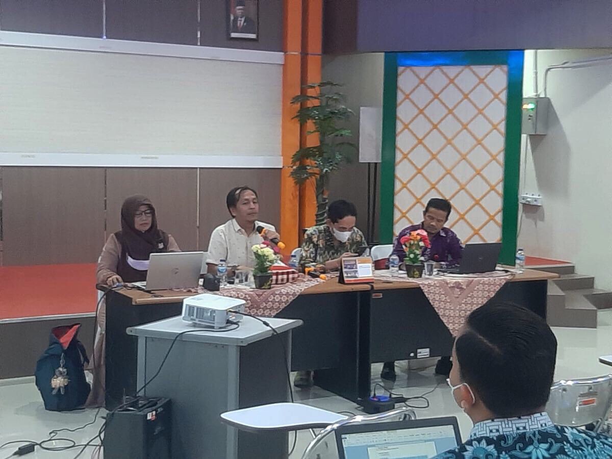 Kasub. Umum BPMP Provinsi Riau, Yusra Afdal Kahar memberikan paparan materi dalam acara Pendampingan BPPR Menuju ZI WBK