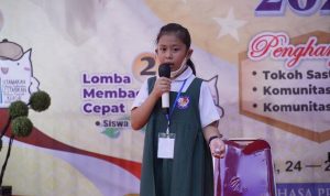 Penampilan Ilma Budi Nafia dari SD Darma Yudha Pekanbaru Sebagai Pemenang I Lomba Membaca Cepat pada Kegiatan “Semarak Bulan Bahasa dan Sastra 2022”