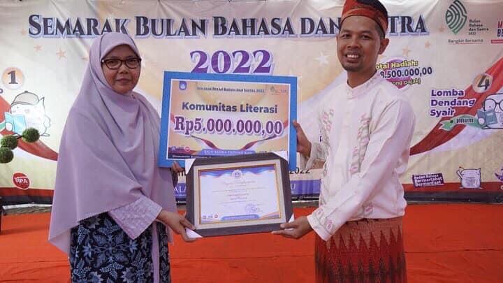enghargaan Komunitas Literasi kepada TBM Hamfara, Indragiri Hilir pada Semarak Bulan Bahasa dan Sastra 2022