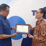 Kepala Balai Bahasa Provinsi, Toha Machsum, menyerahkan piagam penghargaan kepada Kepala Stasiun TVRI Riau-Kepri, Darma Setiawan, dan RRI Pekanbaru