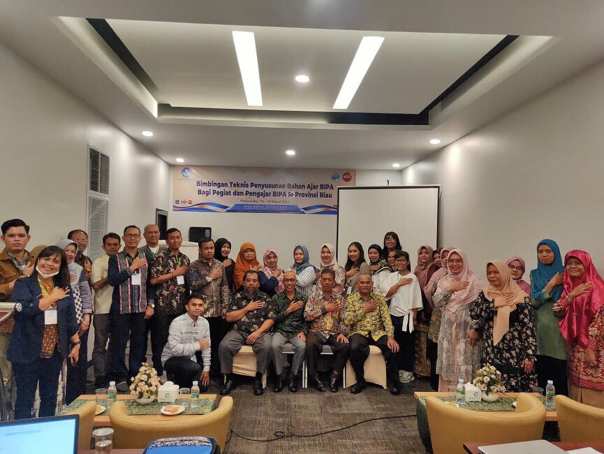Penyusunan Bahan Ajar Bahasa Indonesia bagi Penutur asing (BIPA) bagi Pengajar dan Pegiat BIPA se-Provinsi Riau
