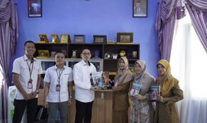 Kepala Balai Bahasa Provinsi Riau di dampingi staf menerima kunjungan dari SMPN 1 Bangkinang Kota