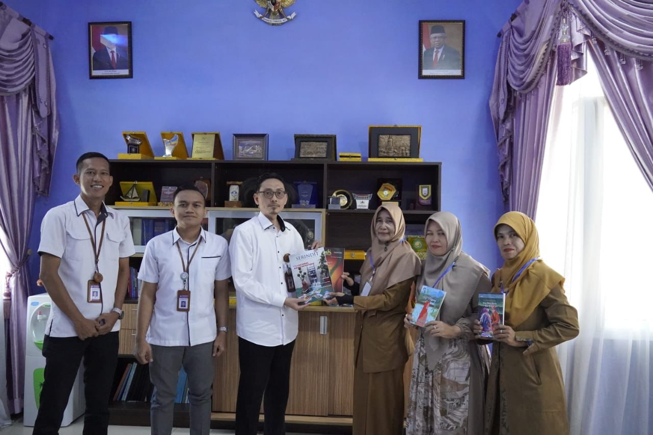 Kepala Balai Bahasa Provinsi Riau di dampingi staf menerima kunjungan dari SMPN 1 Bangkinang Kota