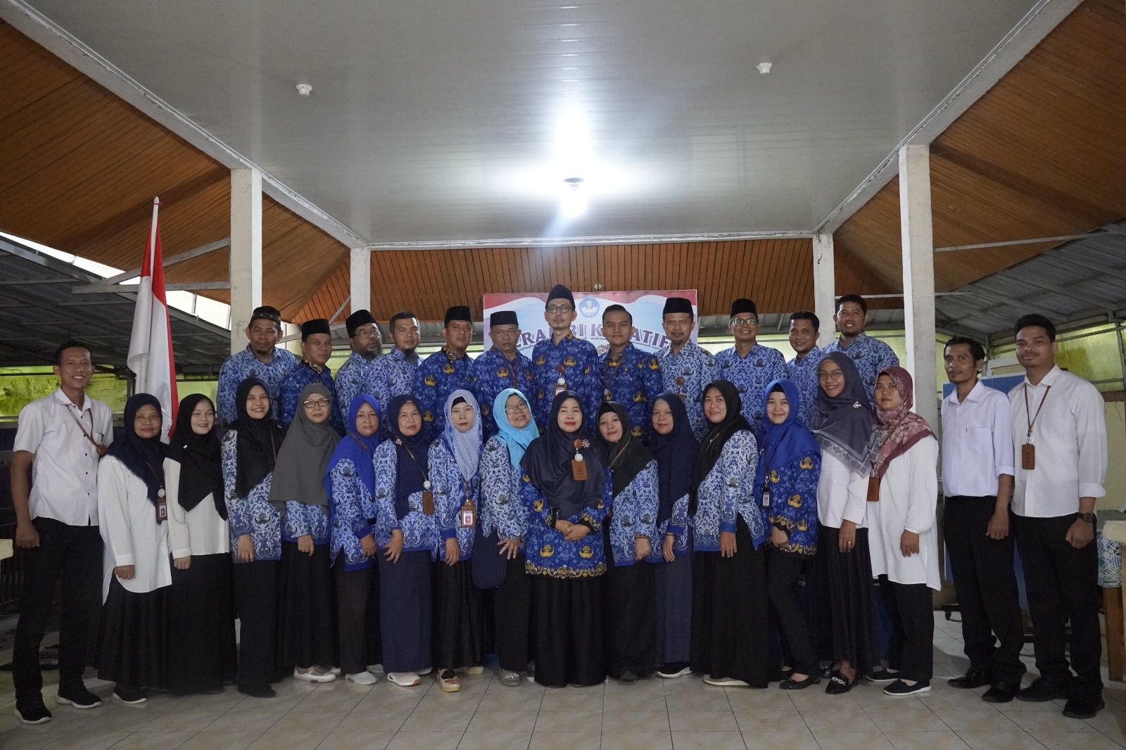 Pimpinan dan Staf Balai Bahasa Propinsi Riau Berfoto Bersama setelah pelaksanaan Upacara Peringatan Hari Lahir Pancasila Tanggal 1 Juni 2023