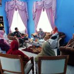 Kepala Balai Bahasa Provinsi Riau, Toha Machsun Berbincang Bersama Tim Penliti di Ruang Kerjanya