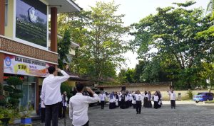 Kepala Balai Bahasa Provinsi Riau Toha Machsum Selaku Pembina Apel Pagi Pada Senin, 25 September 2023