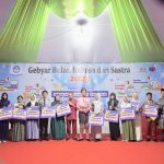 Kepala Balai Bahasa Provinsi Riau bersama, Dewan Juri dan Panitia berfoto bersama dengan Pemenang Lomba Pidato bagi Siswa SMA-Sederajat dalam Gebyar Bahasa dan Sastra Tahun 2023