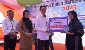 Penghargaan Komunitas Literasi kepada TBM Insani, Kuantan Singingi pada Gebyar Bulan Bahasa dan Sastra 2023