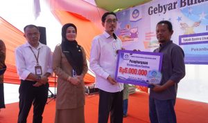 Penghargaan Komunitas Sastra kepada Teater Selembayung pada Gebyar Bulan Bahasa dan Sastra 2023